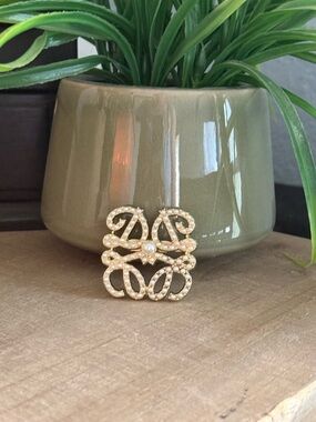 ✨ Vintage Faux Pearl Monogram Brooch – Gold Tone Script Statement ✨